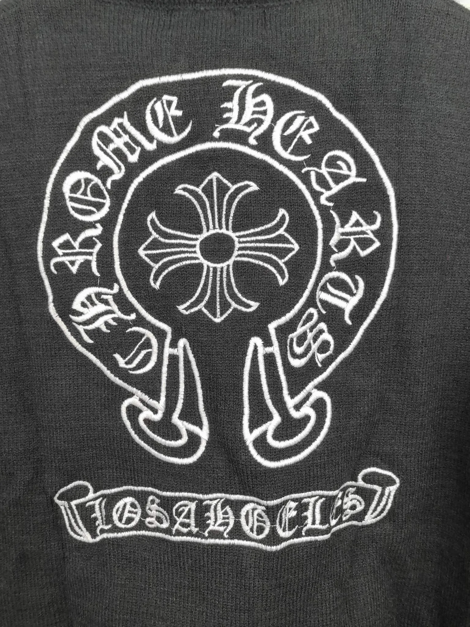 P360 Chrome Hearts 2025 new Sanskrit cross-flower knitted pullover in autumn and winter. The fabric is made of pure cotton wool. It has a delicate and soft touch. The texture is breathable. It is matched with 1x1 thread in the same cylinder. The collar thread is a pure cotton zipper thread. The back is made of imported embroidery machine and is not easy to fall off. It is super delicate. It is like a ceiling. The hangtags are all developed and customized according to the original version. It adopts a box-cut design, which is more simple and loose, and also hides meat and skinny products. The product is extremely difficult. Extremely white and youthful, suitable for both men and women. It is an indispensable simple item in autumn. Positioned tailoring. Oversize. Loose fit. Full of details. Customized matching accessories. Leather embossed craftsmanship. The style is rock and roll retro. The workmanship and texture are first-class. The three labels are consistent. The packaging bag has a logo. It is tall and can be worn by both men and women.